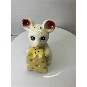 Vintage - Large Ceramic Mouse Holding Cheese Salt and Pepper Shakers,‎ Japan